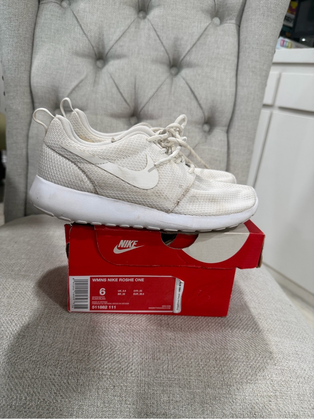 🔥🔥 Nike Roshe Woman's Size 6! 🔥🔥